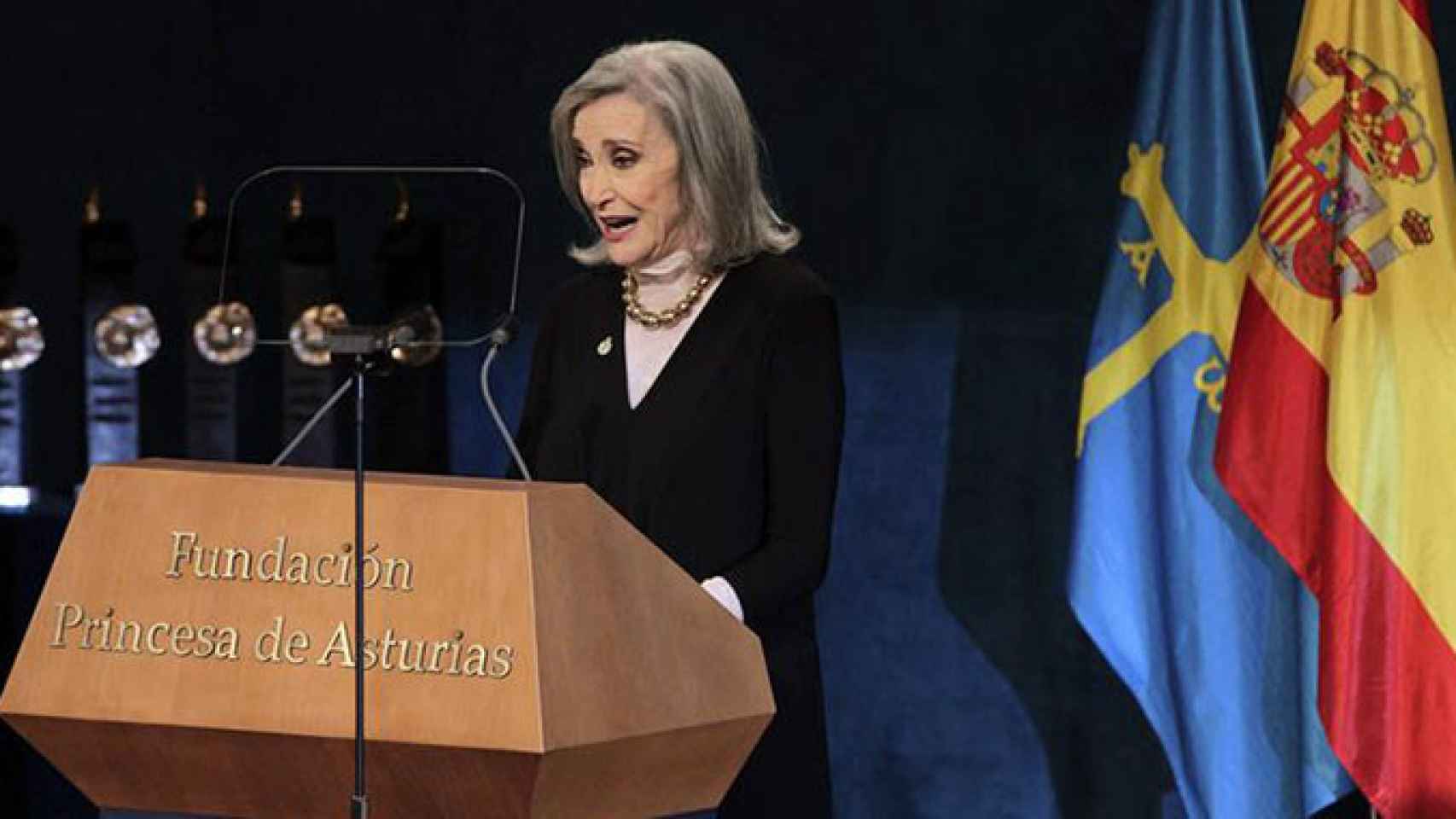 La actriz Nuria Espert, premio de las Artes, durante su discurso en la ceremonia de entrega de los Premios Princesa de Asturias 2016 / EFE