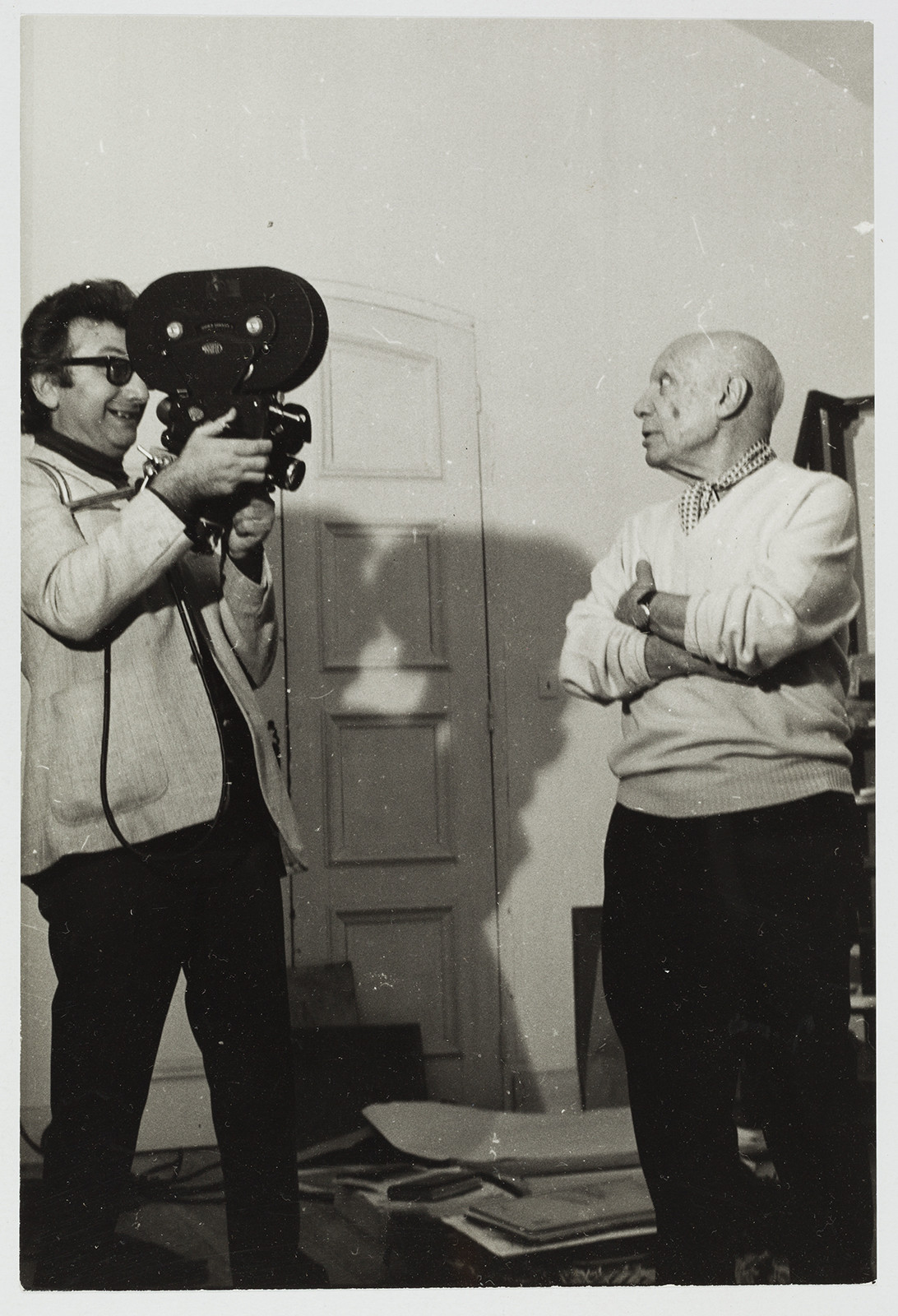 Clergue filmando al pintor durante el rodaje de Picasso, guerre, amour et paix / Atelier Lucien Clergue / Succesión Pablo Picasso, VEGAP, Madrid