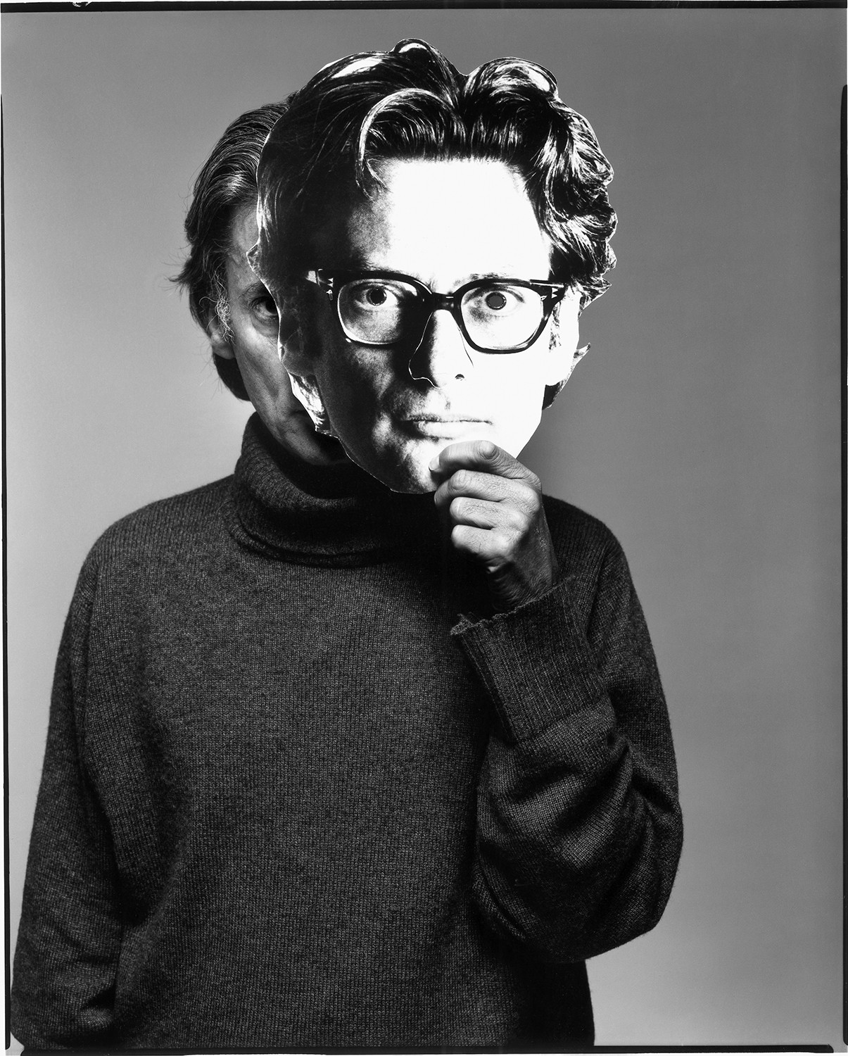 Retrato de Richard Avedon con máscara / GIDEON LEWIN