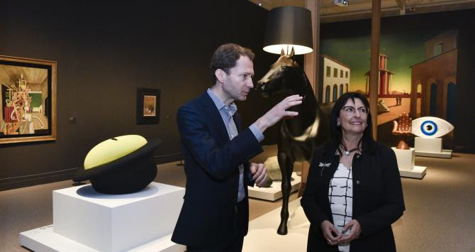 El director del Vitra Design Museum y comissario de la exposición, Mateo Kries, y la directora general adjunta de la Fundación Bancaria ”la Caixa”, Elisa Durán, durante la presentació en el CaixaForum Barcelona