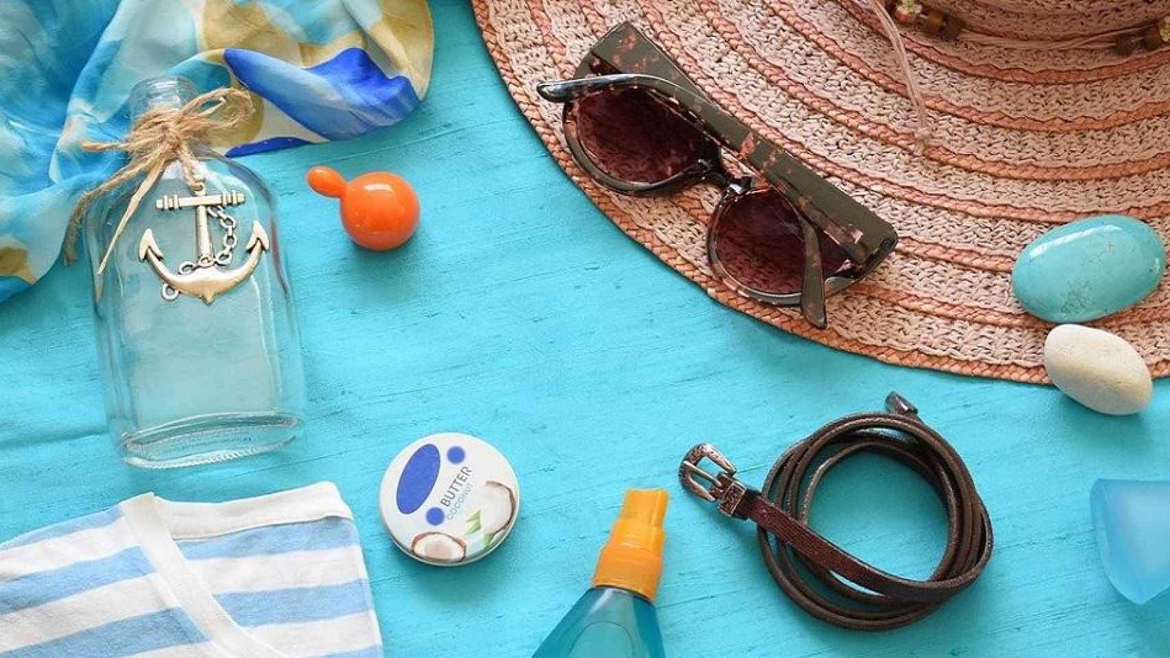 Un conjunto de playa con producto similar a autobronceador, crema solar y acelerador del bronceado / Marijana1 EN PIXABAY