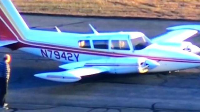 Imagen del hombre saliendo del avión tras el aterrizaje de emergencia / CG