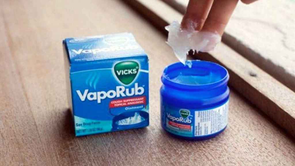 Una persona unta sus dedos en Vicks VapoRub