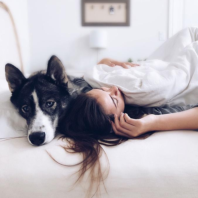 Una mujer disfrutando de sus vacaciones con su perro / RUMBO