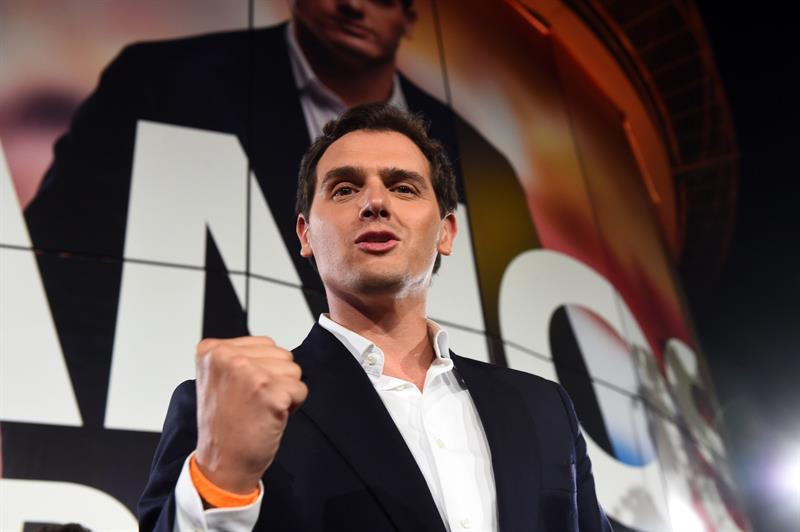 El líder de Ciudadanos Albert Rivera valora los resultados electorales, hoy domingo en la sede del partido naranja en Madrid. EFE/Chema Moya