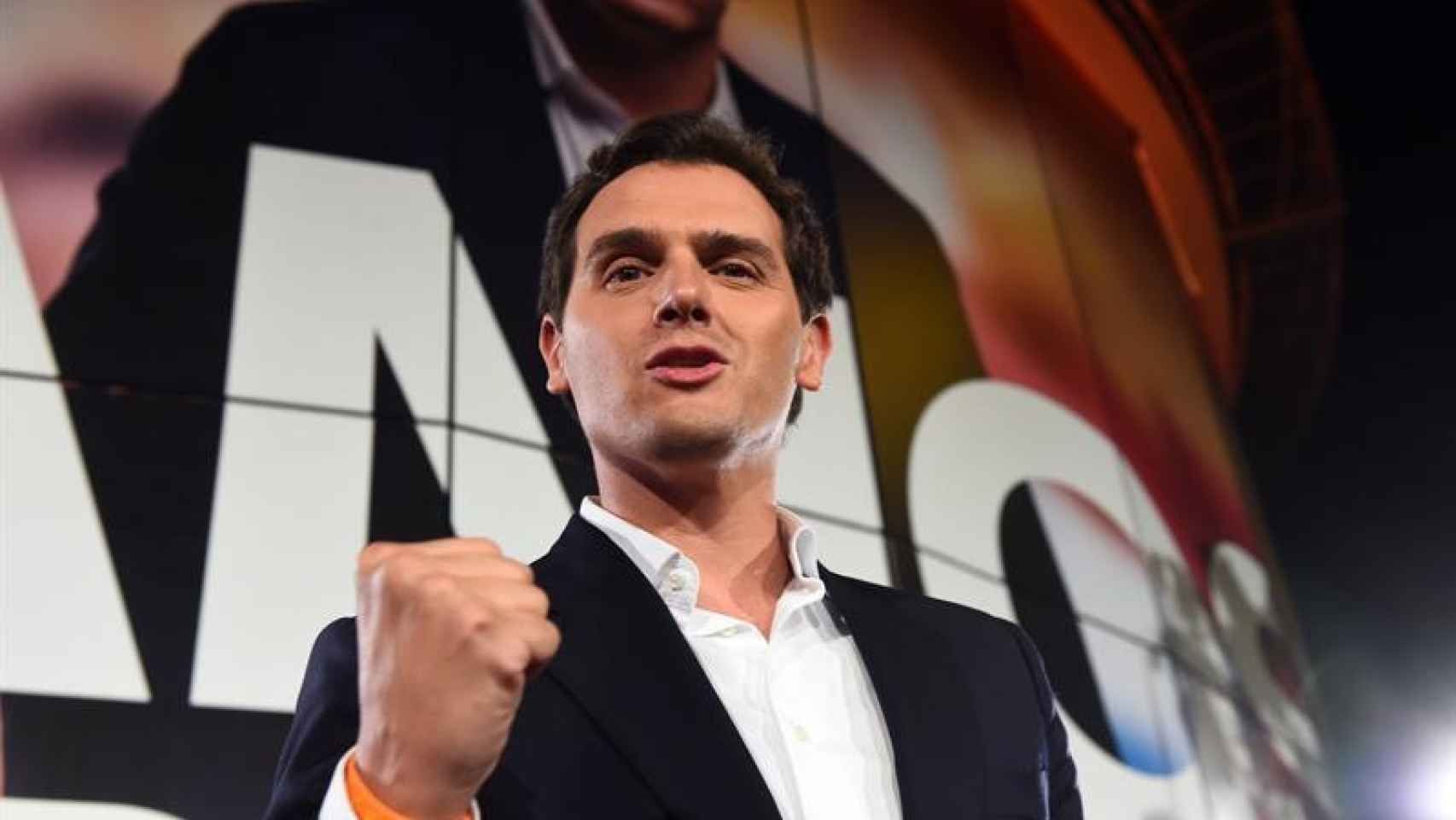 El líder de Ciudadanos Albert Rivera valora los resultados electorales, hoy domingo en la sede del partido naranja en Madrid. EFE/Chema Moya