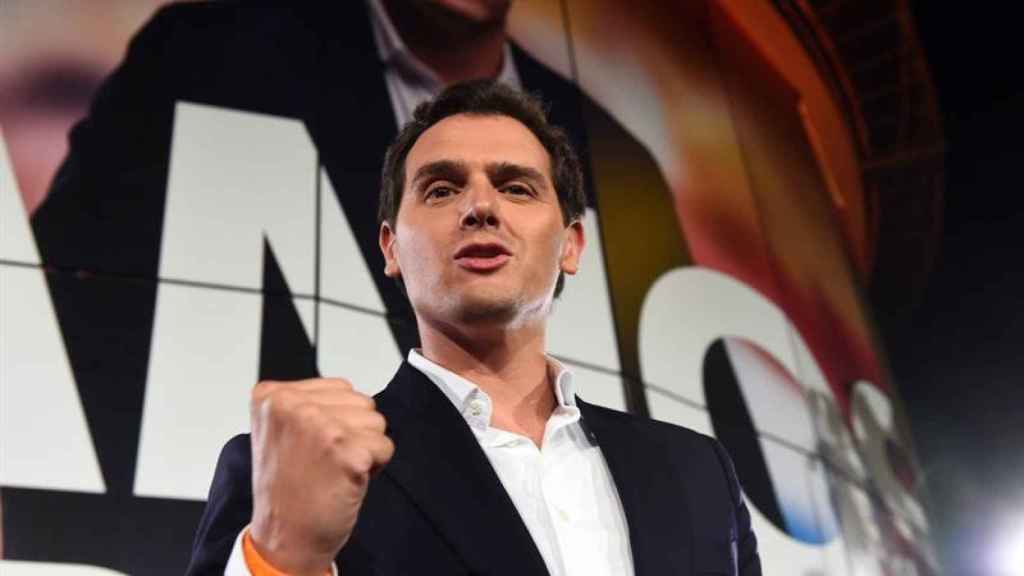 El líder de Ciudadanos Albert Rivera valora los resultados electorales, hoy domingo en la sede del partido naranja en Madrid. EFE/Chema Moya