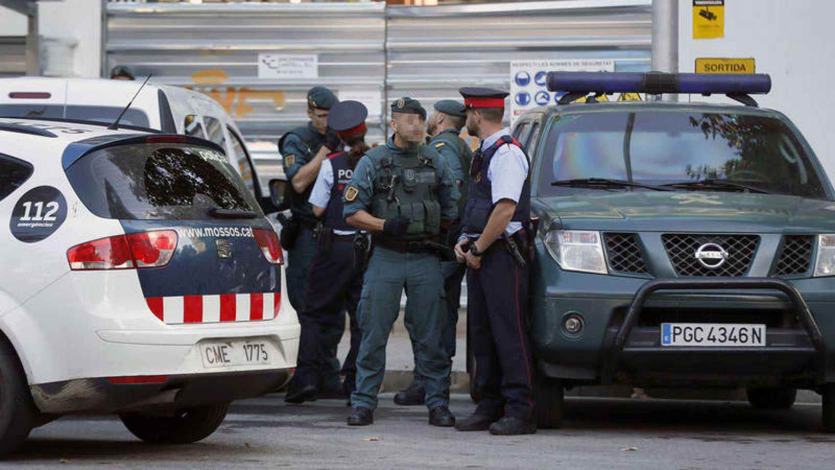 Imagen de archivo de los Mossos d'Esquadra y la Guardia Civil, que advierten de las señales en las puertas para evitar robos veraniegos / EFE