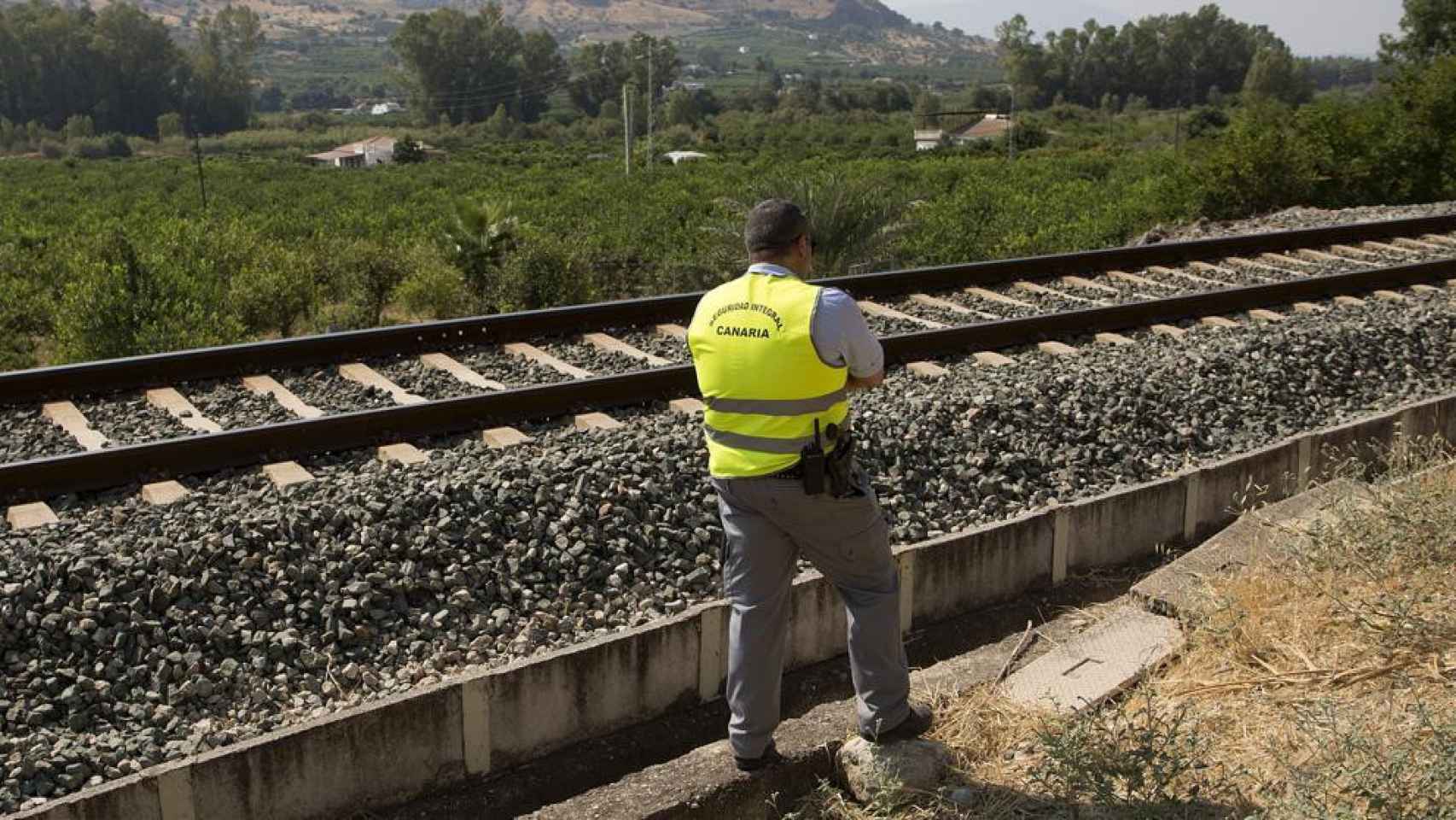 Un vigilante en la zona donde se encontró el cadáver de Lucía / EFE