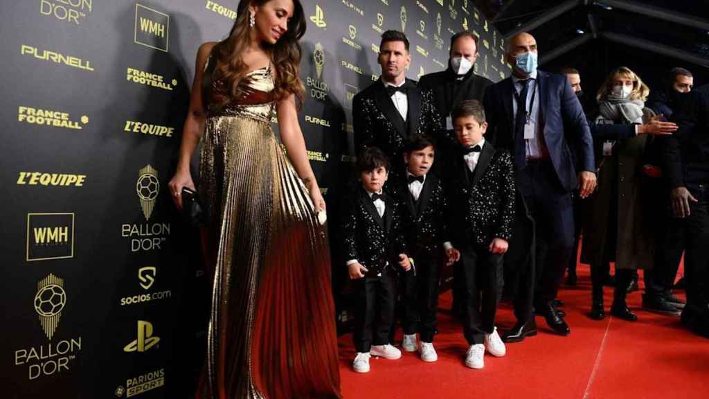 Antonella Roccuzzo luce un vestido dorado de Dior / EFE