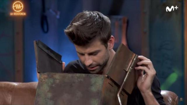 Gerard Piqué descubre el contenido de la caja en La resistencia