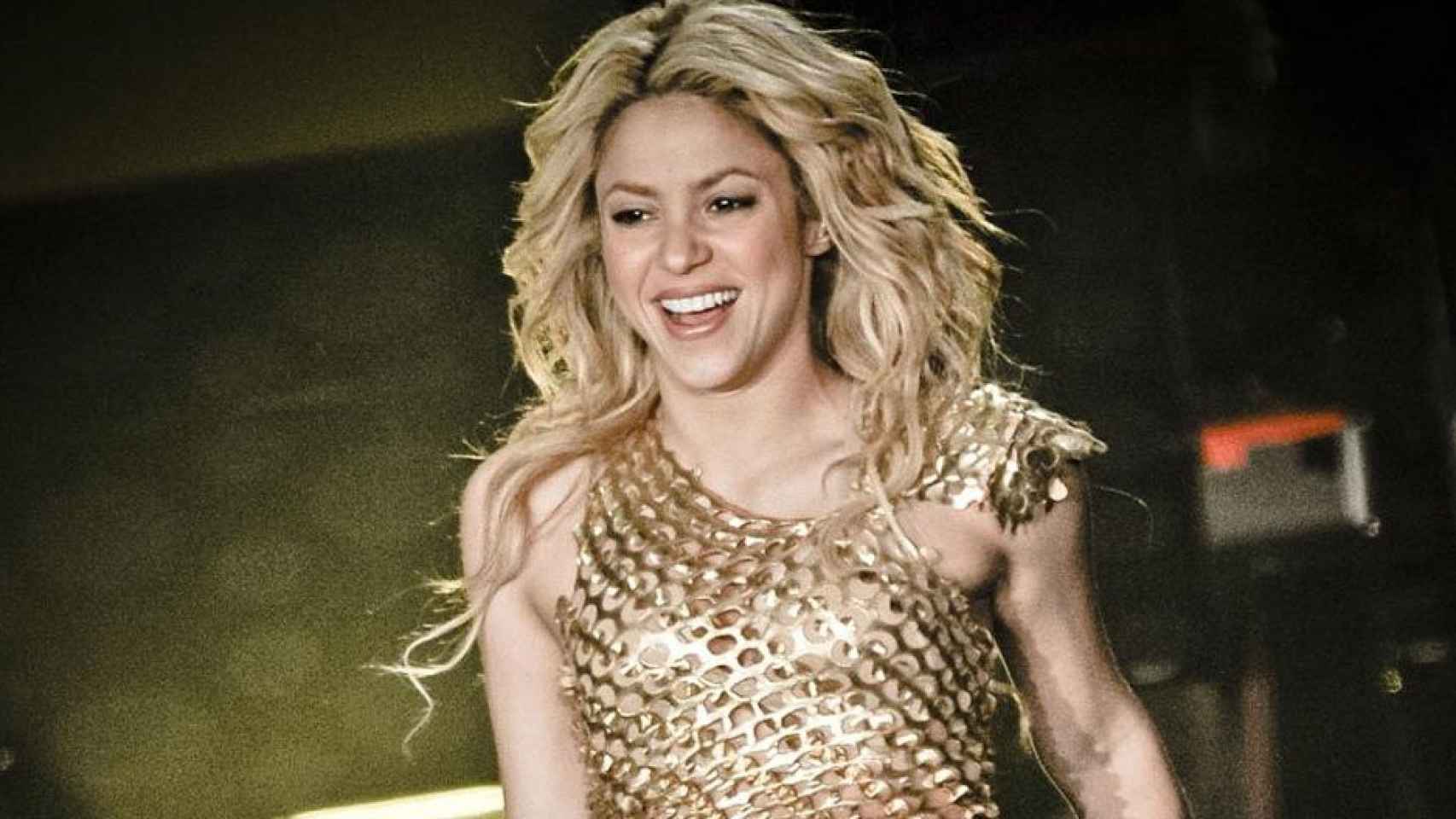 shakira y su brutal colección de ropa dorada