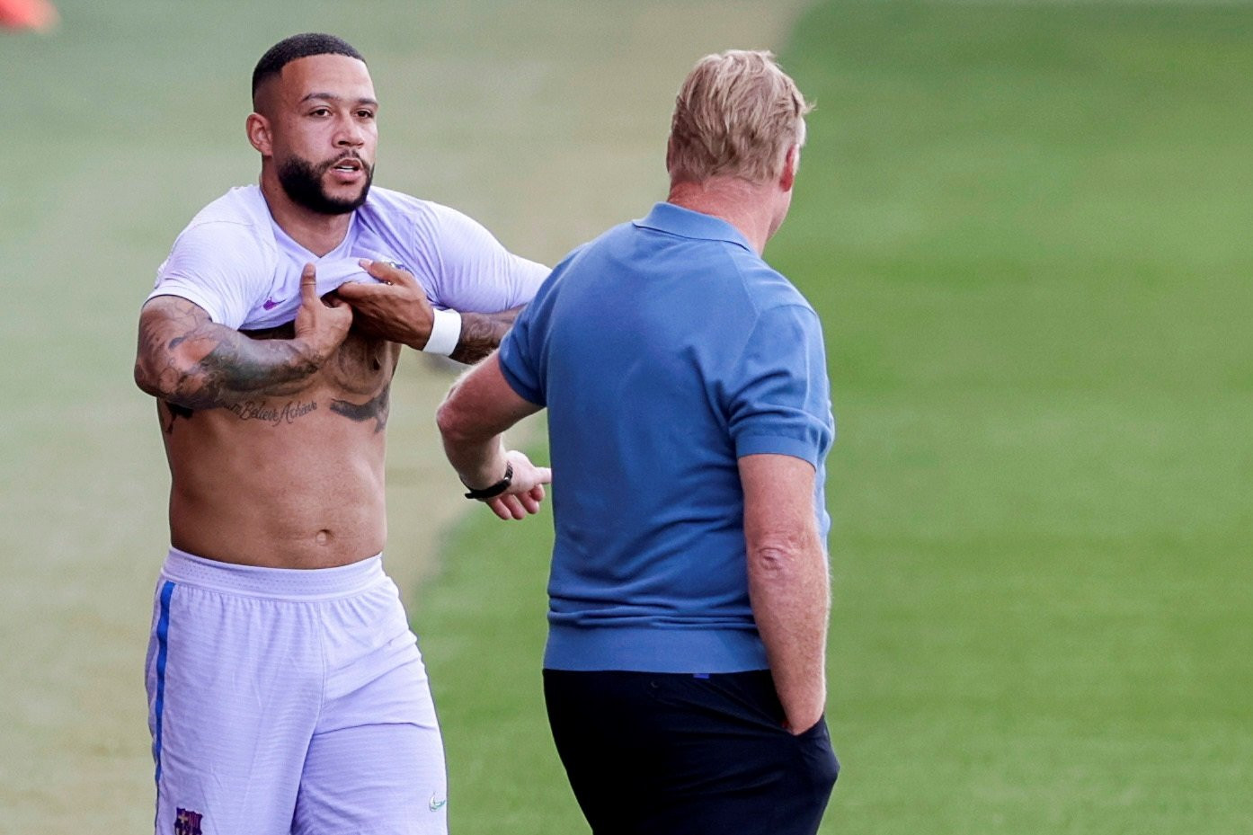 Memphis y Koeman conversando antes de entrar / FC Barcelona