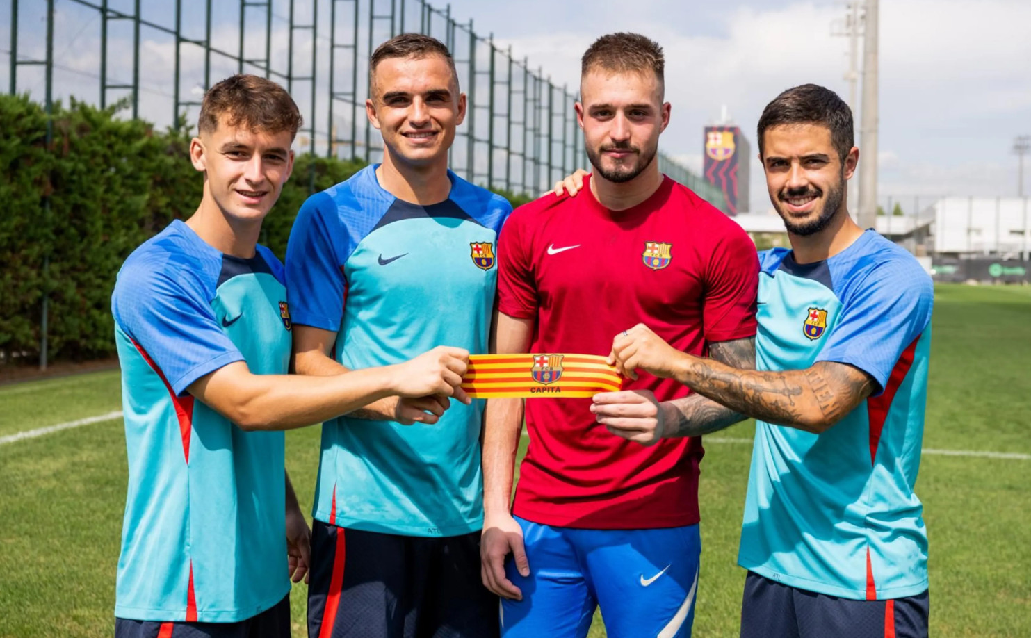 Los cuatro capitanes del Barça B 2022 23 posan con el brazalete / FCB