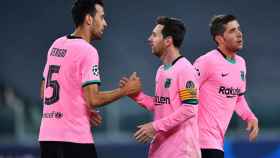 Busquets se saluda con Messi, en un partido con el Barça este año / EFE