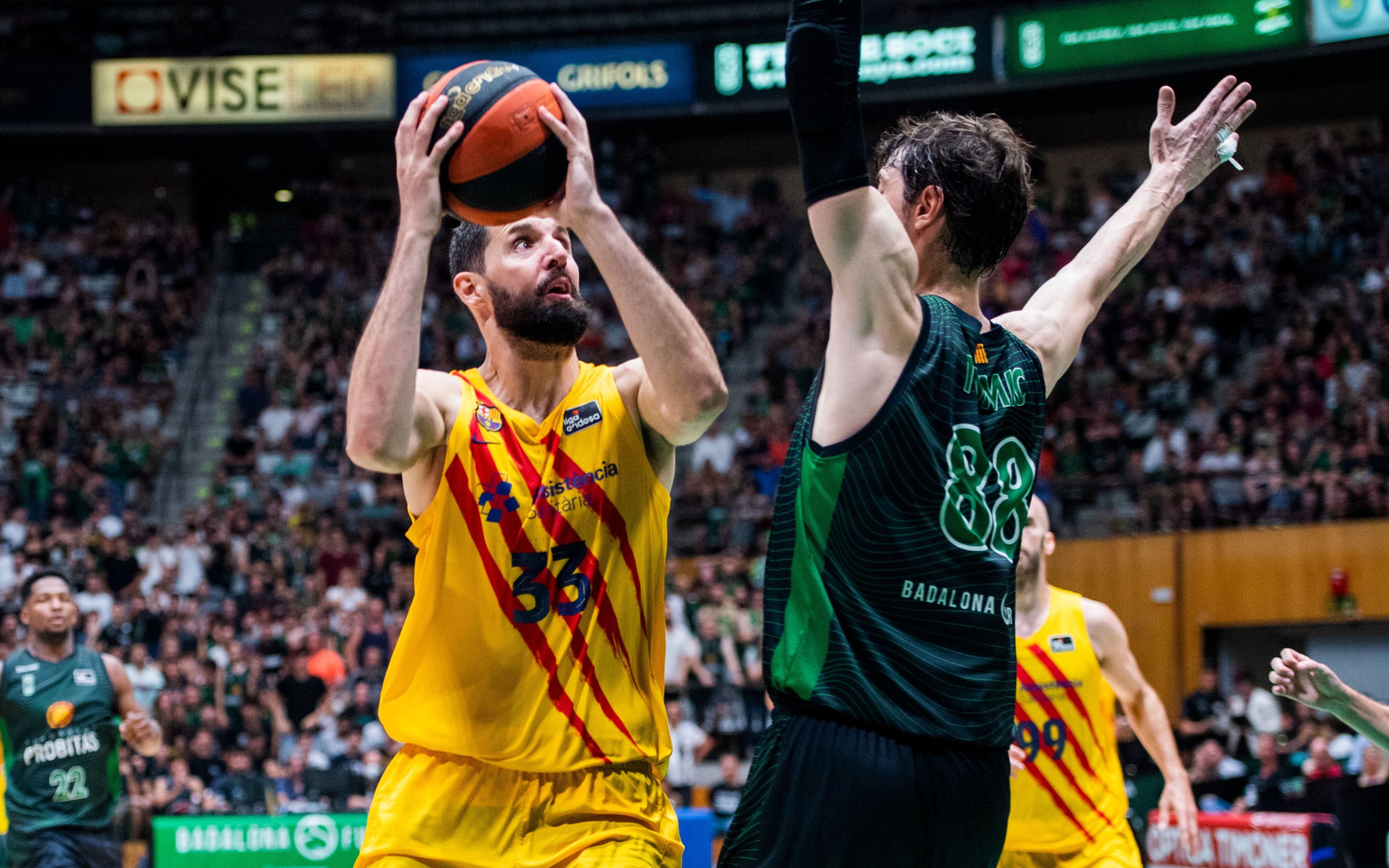 Nikola Mirotic, líder del Barça, buscando anotar contra el Joventut / FCB