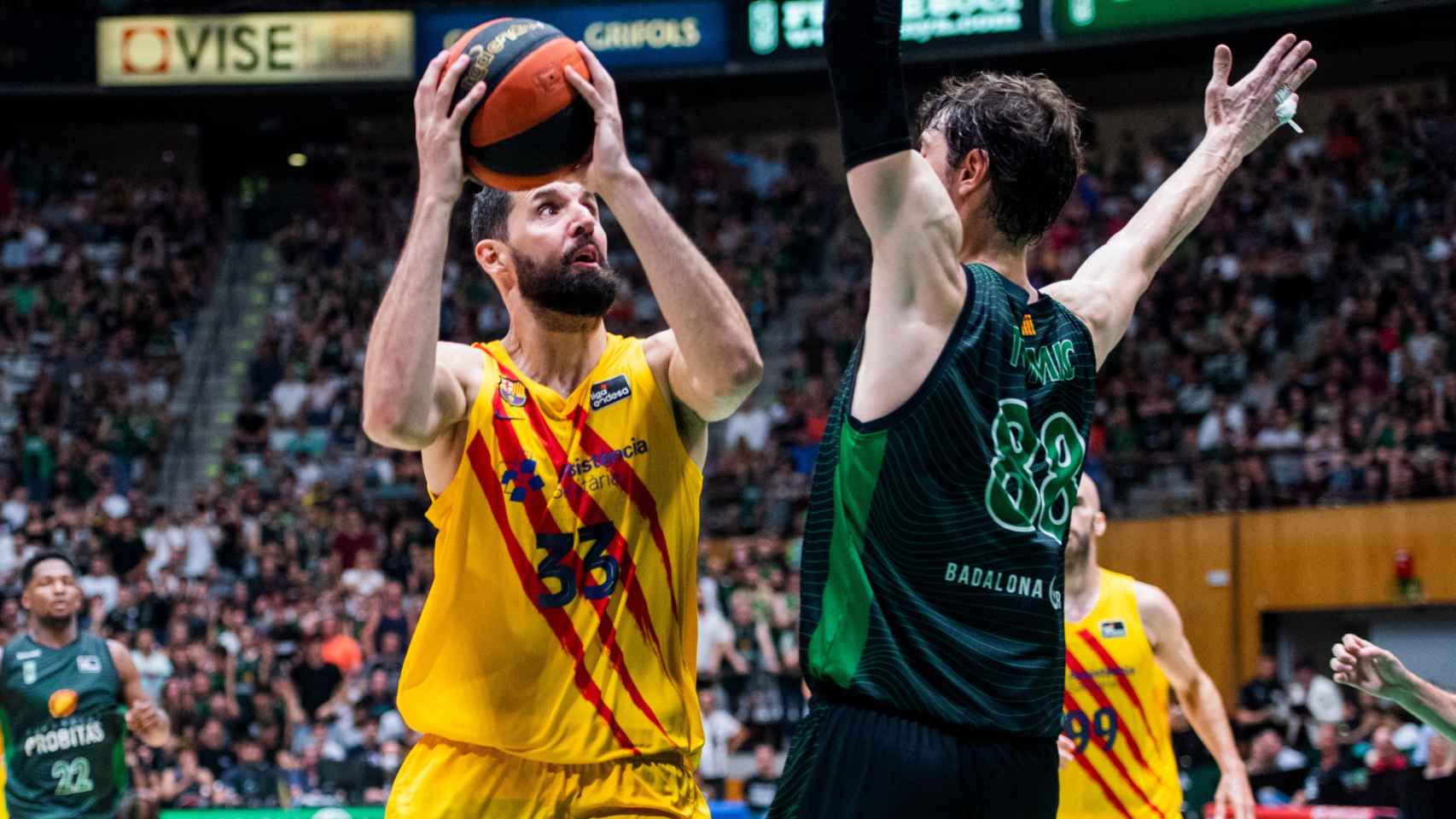 Nikola Mirotic, líder del Barça, buscando anotar contra el Joventut / FCB