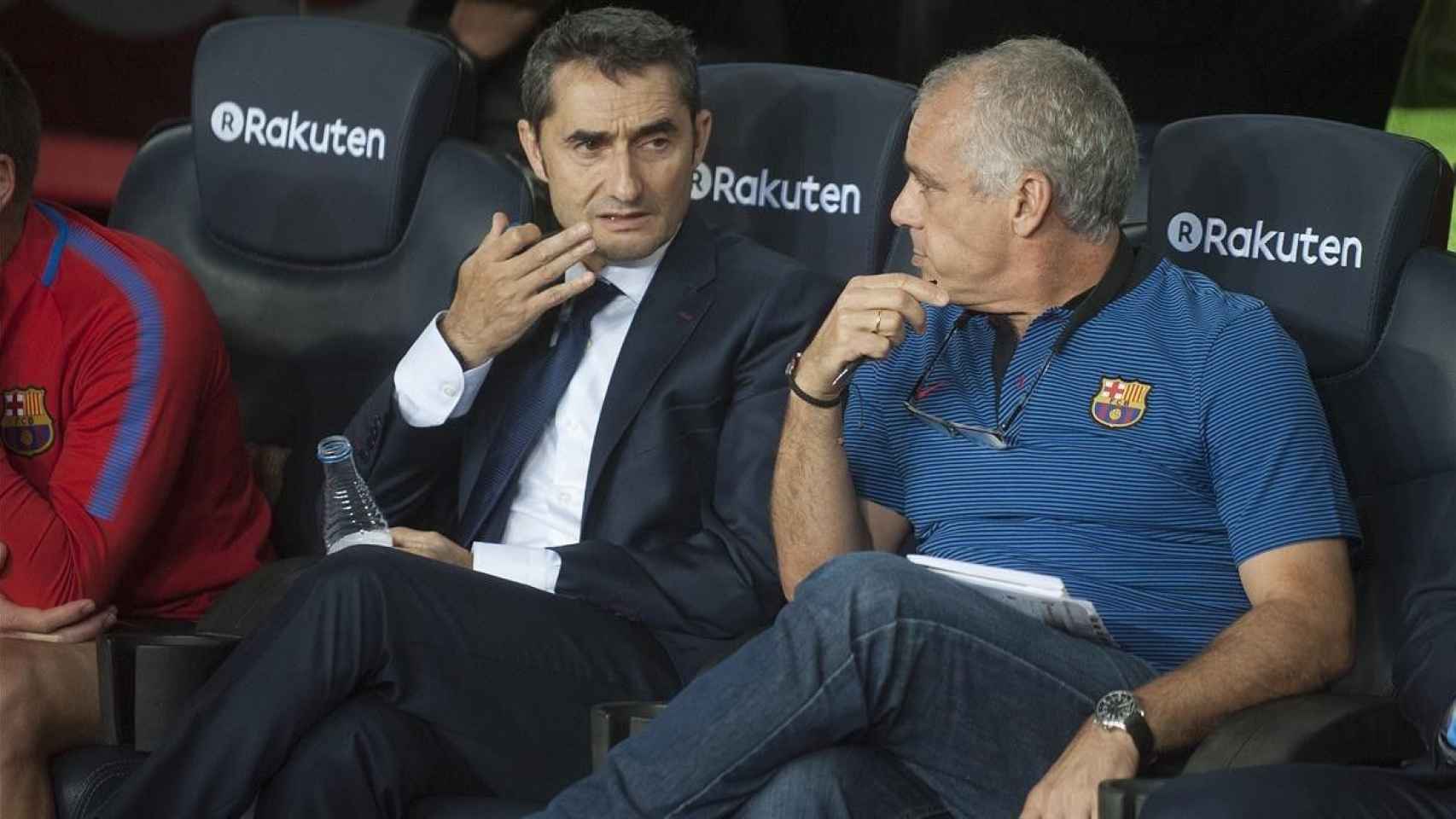 Ernesto Valverde, junto a su segundo entrenador en el Barça Jon Aspiazu / EFE