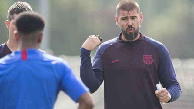 Víctor Valdés dirigiendo un entrenamiento /REDES