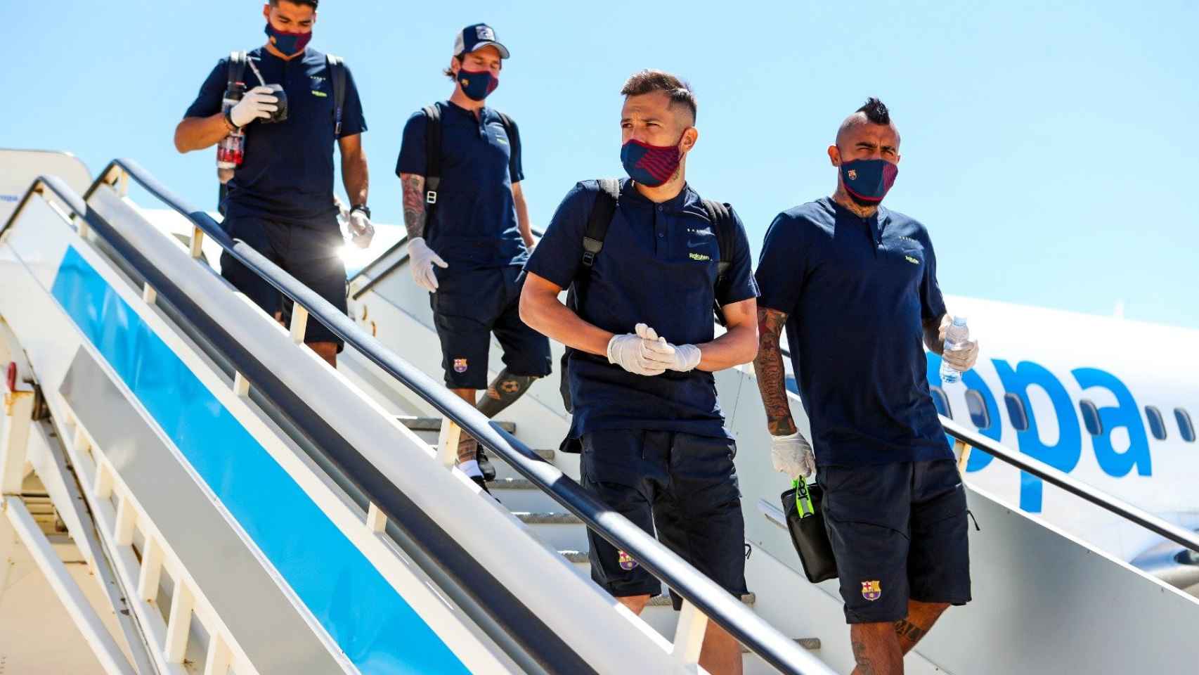 Messi, Jordi Alba, Arturo Vidal y Suárez bajando del avión con mascarilla / FCB