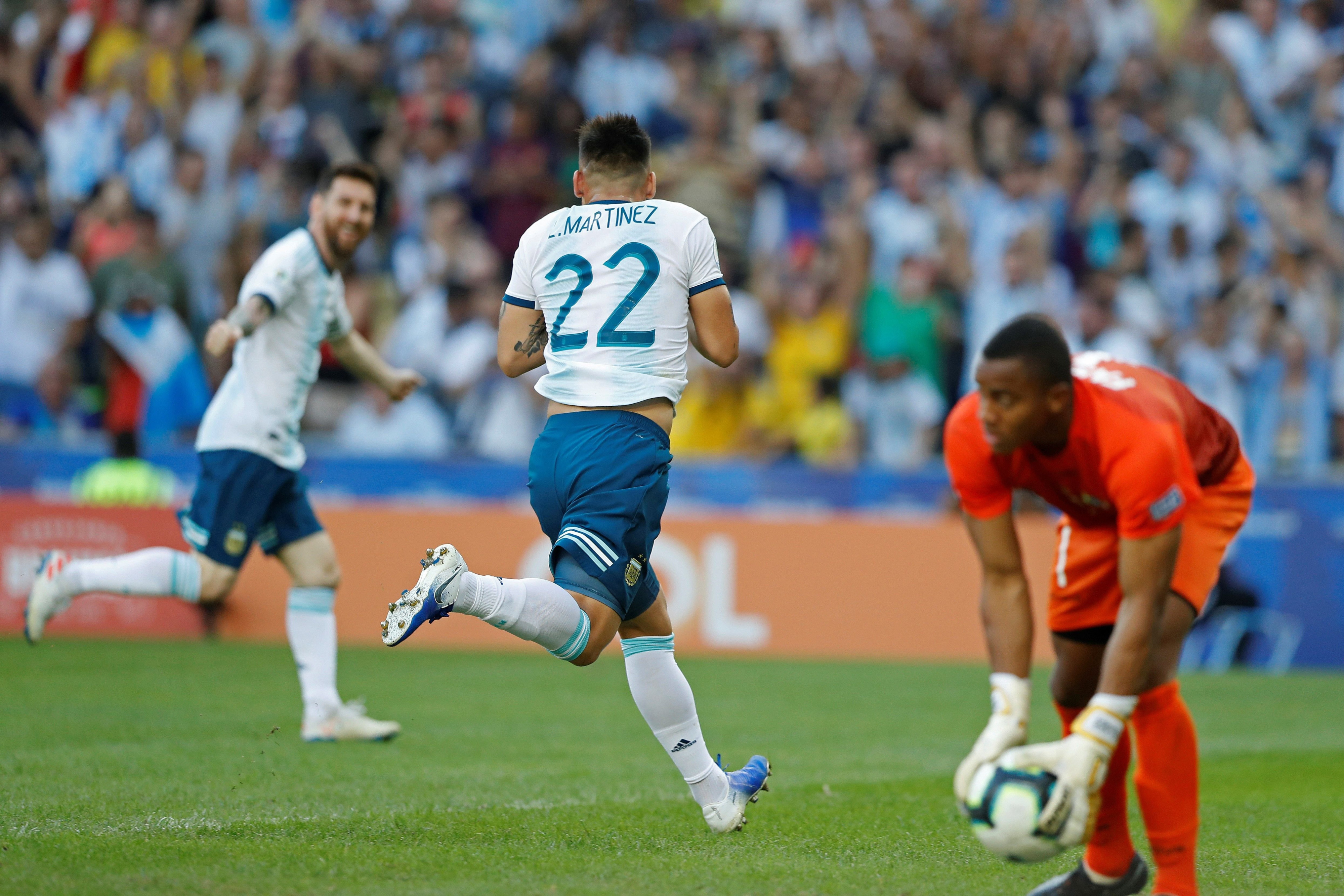 Leo Messi celbrando el gol con Lautaro Martínez / EFE