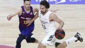 THomas Hurtel y Sergi Llul disputando un balón / EFE