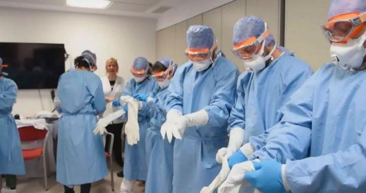 Un equipo médico se protege del coronavirus / CLINIC BCN