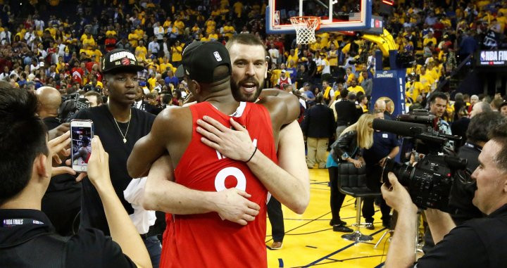 Marc Gasol se abraza con Serge Ibaka / EFE