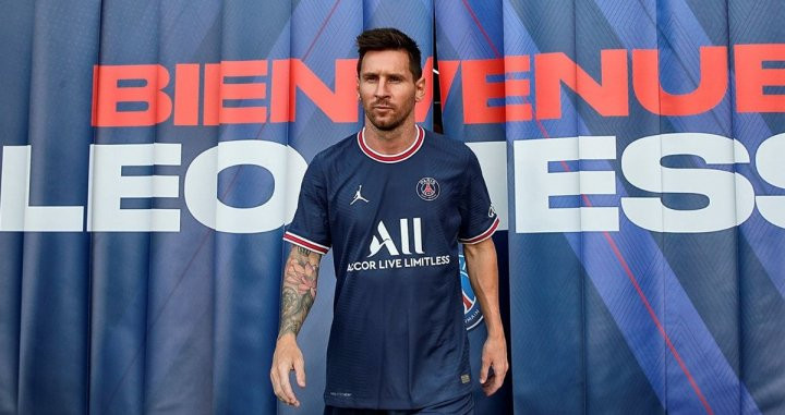 Lionel Messi vistiendo en la camiseta del PSG en su presentación / PSG