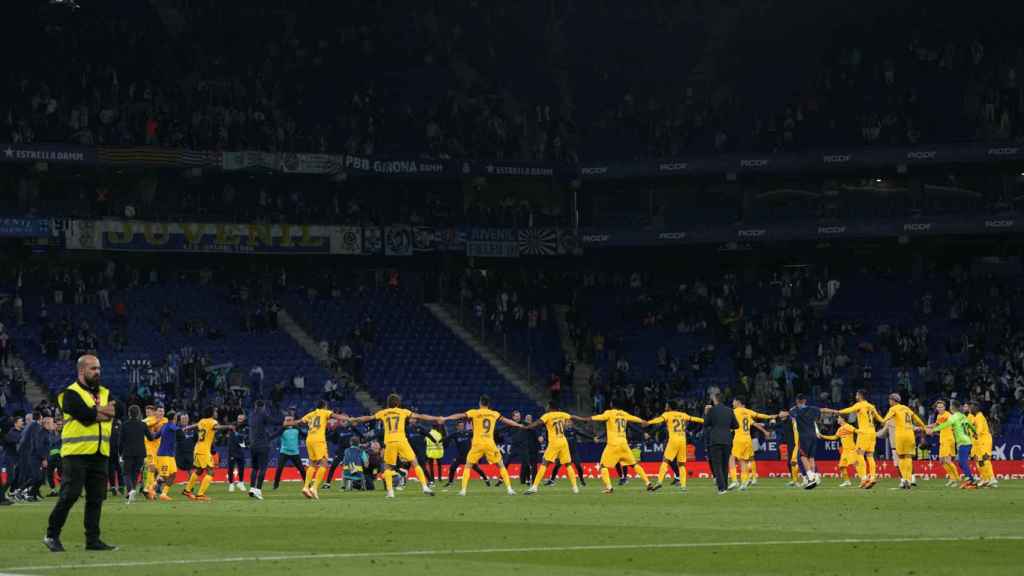 El FC Barcelona, celebrando un corro en el centro del campo en Cornellá-El Prat / EFE