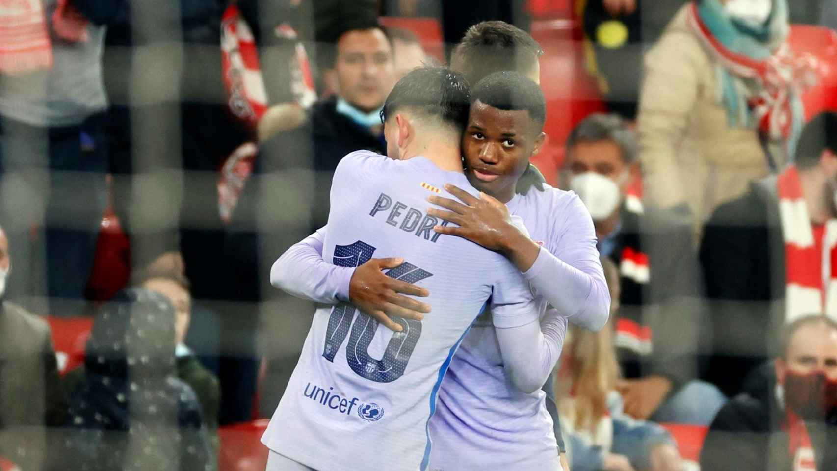 Ansu Fati se abraza con Pedri en San Mamés, antes de caer eliminados de la Copa / EFE