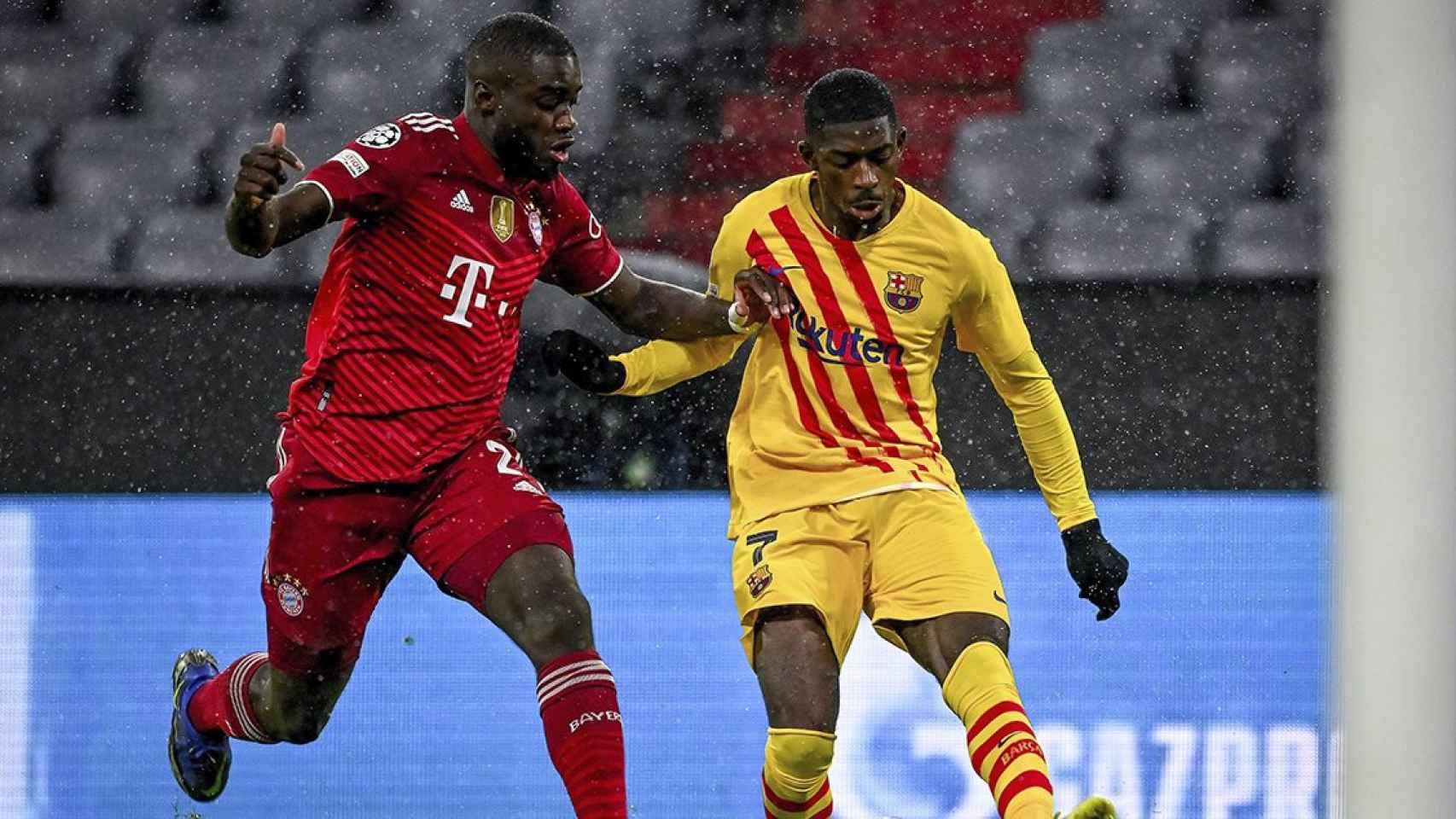 Dembelé, en un mano a mano contra Upamecano, en un partido en el que el Barça se desplomó contra el Bayern