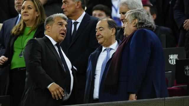 Joan Laporta saluda a Eduardo Fernández, vicepresidente del Real Madrid, en el palco del Camp Nou / EFE