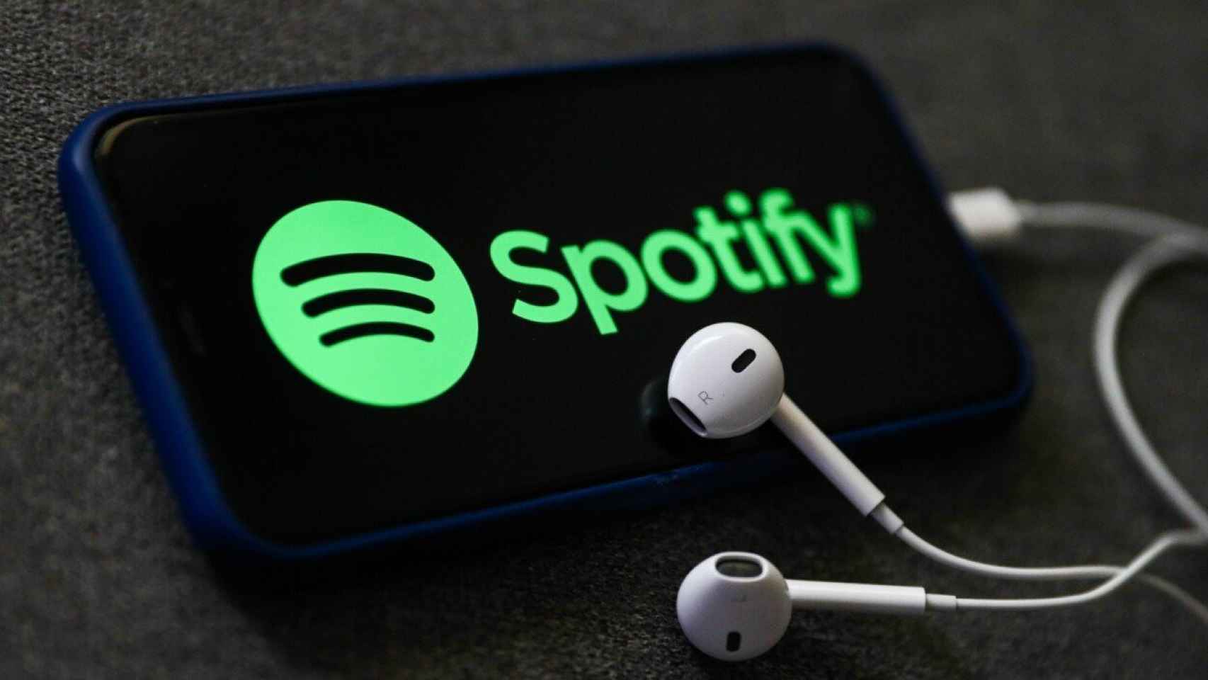 Móvil y auriculares con la aplicación de Spotify activa / EFE