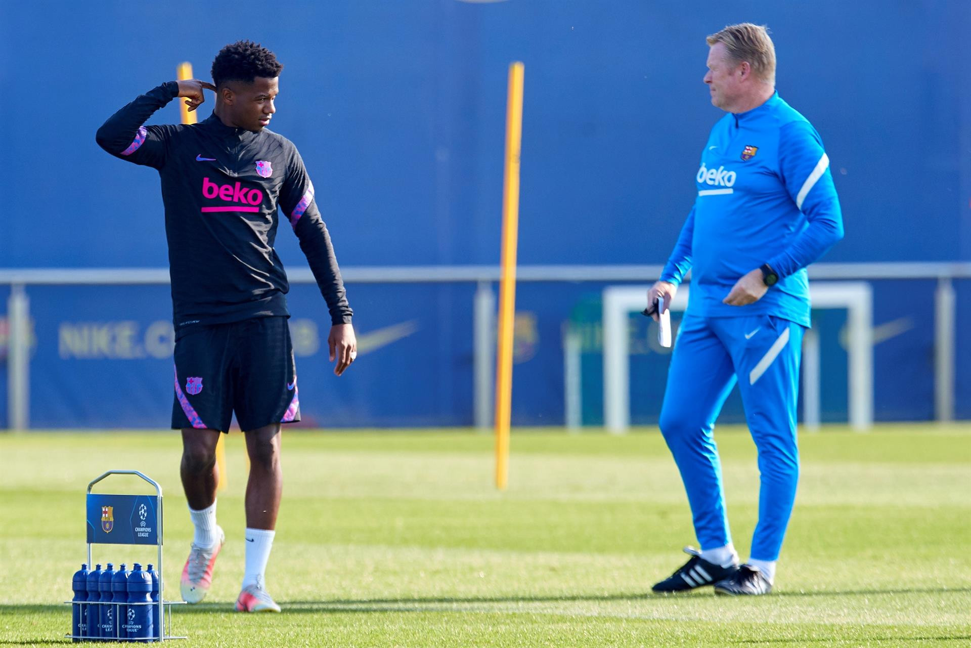 Ansu Fati con Ronald Koeman en un entrenamiento del Barça / EFE