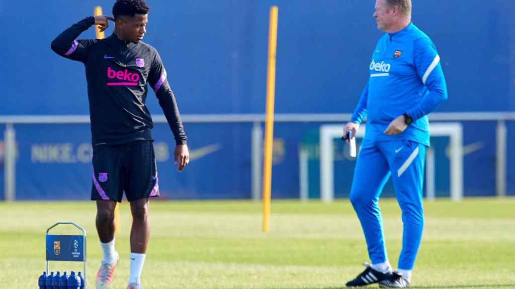 Ansu Fati con Ronald Koeman en un entrenamiento del Barça / EFE