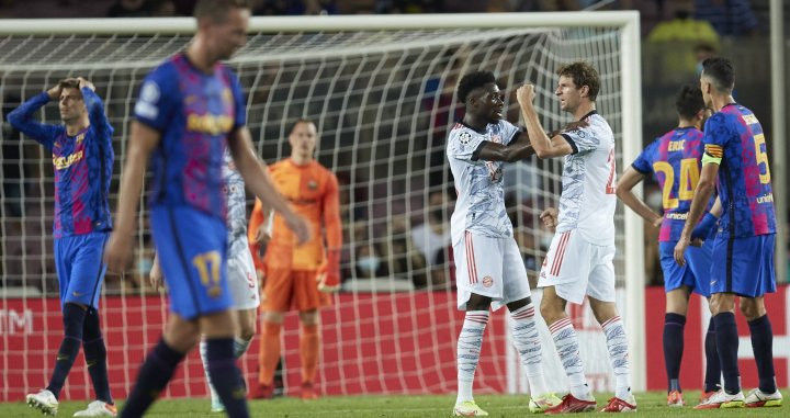 El Bayern celebra los goles sobre un triste y mediocre Barça en el Camp Nou / EFE