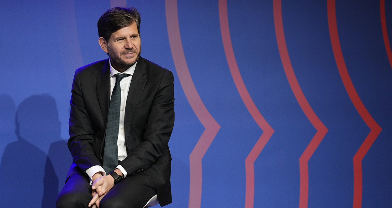 Mateu Alemany, director de fútbol del Barça, en una rueda de prensa en el Auditori 1899 / EFE