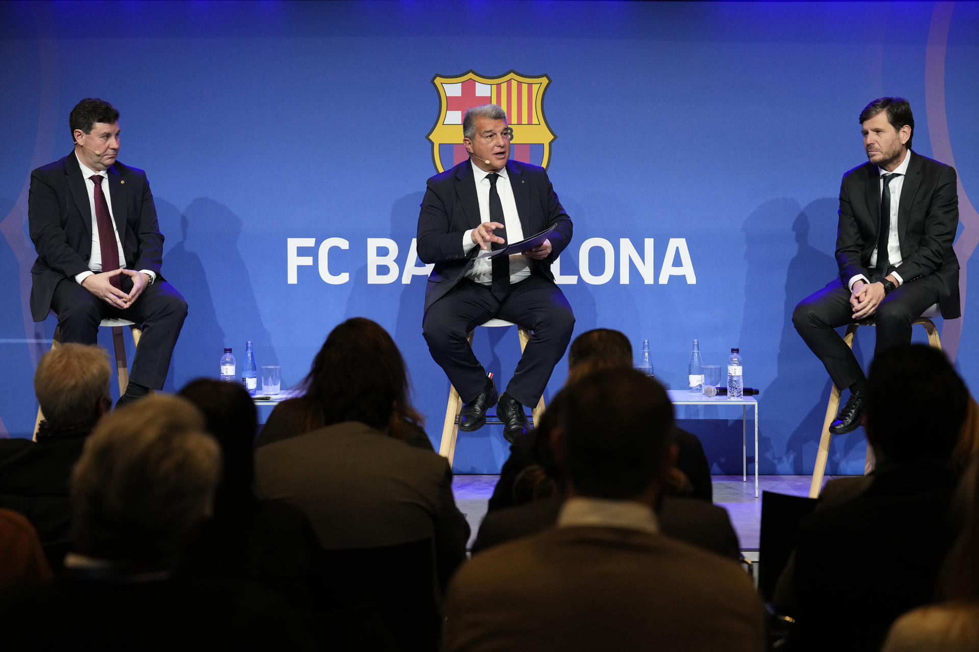 Eduard Romeu, Joan Laporta y Mateu Alemany, de izquierda a derecha, en una rueda de prensa de febrero de 2023 / EFE