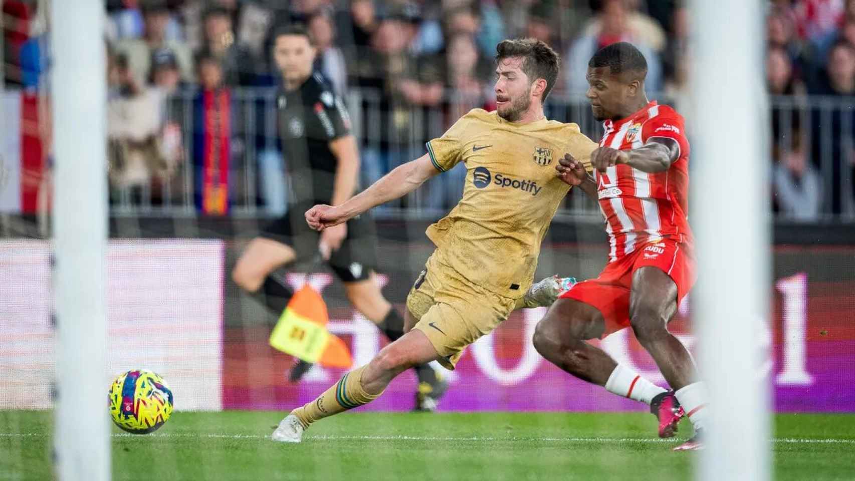 Sergi Roberto, en un lance del partido contra el Almería /  FCB