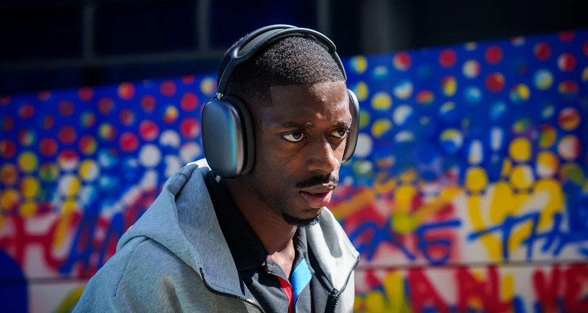 Ousmane Dembelé escucha música, durante uno de los viajes con el Barça / FCB