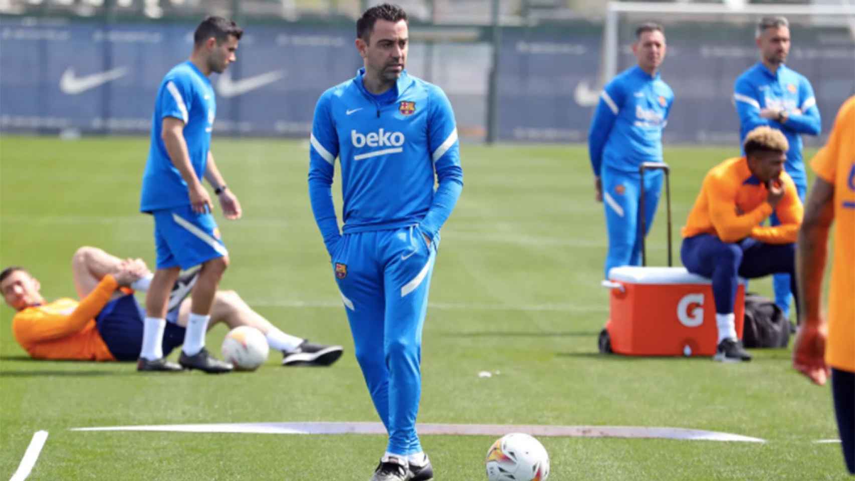 Xavi Hernández, controlando el entrenamiento del Barça / FCB