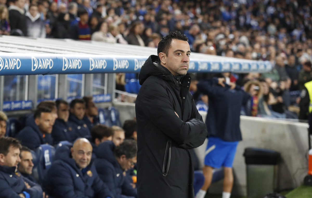 Xavi Hernández, durante el partido contra la Real Sociedad en Anoeta / EFE