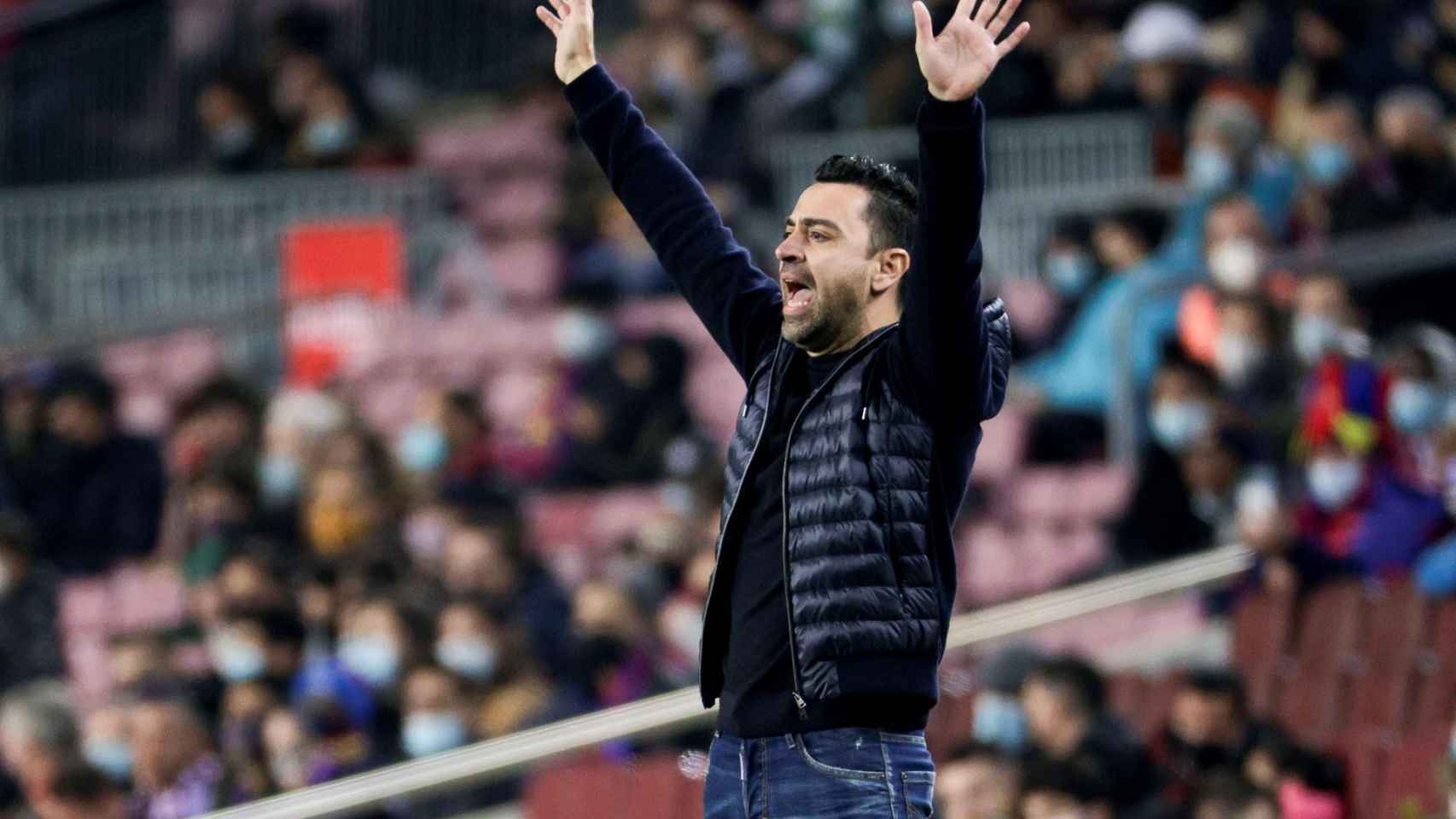 Xavi grita y gesticula en el Barça-Elche de esta temporada en el Camp Nou / EFE