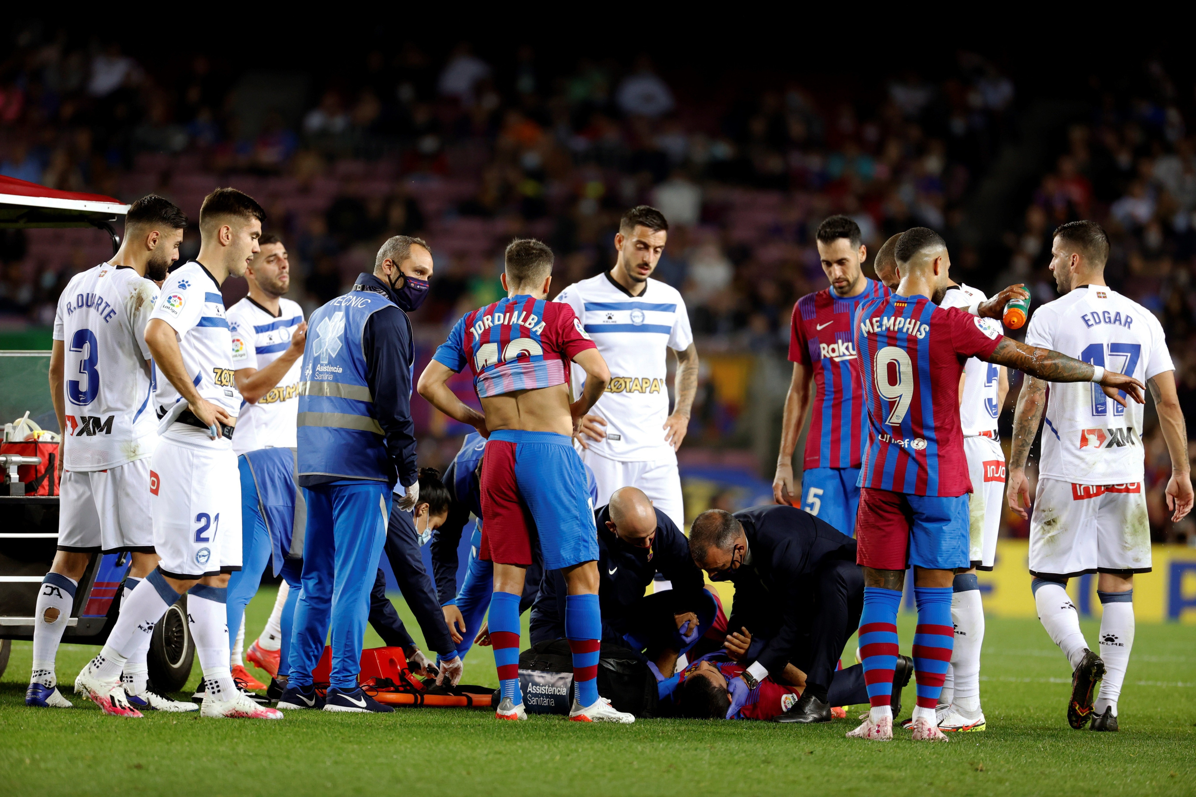 El Kun Agüero con los servicios médicos del Barça / EFE