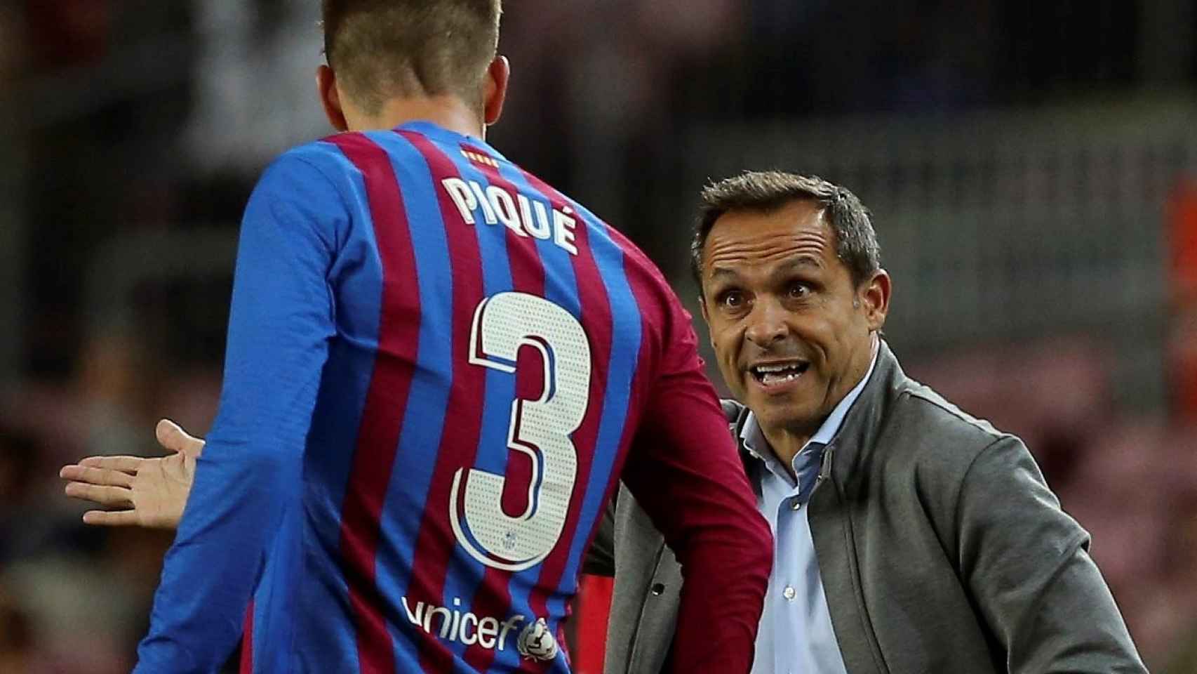 Sergi Barjuan da instrucciones a Piqué en el Barça-Alavés / EFE