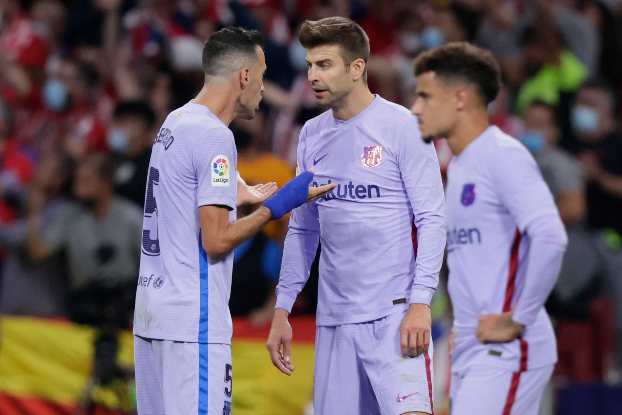 Busquets y Piqué discutiendo después del primer gol del Atlético / Redes