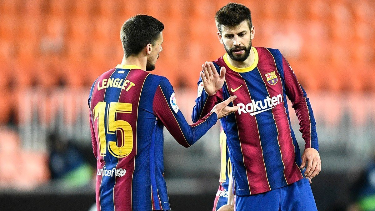 Piqué y Lenglet, celebrando una acción ante el Valencia / EFE