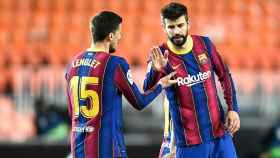 Piqué y Lenglet, celebrando una acción ante el Valencia / EFE