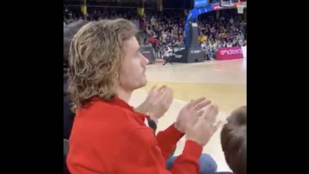 Antoine Griezmann llegó apurado al Palau para ver el basket / Twitter